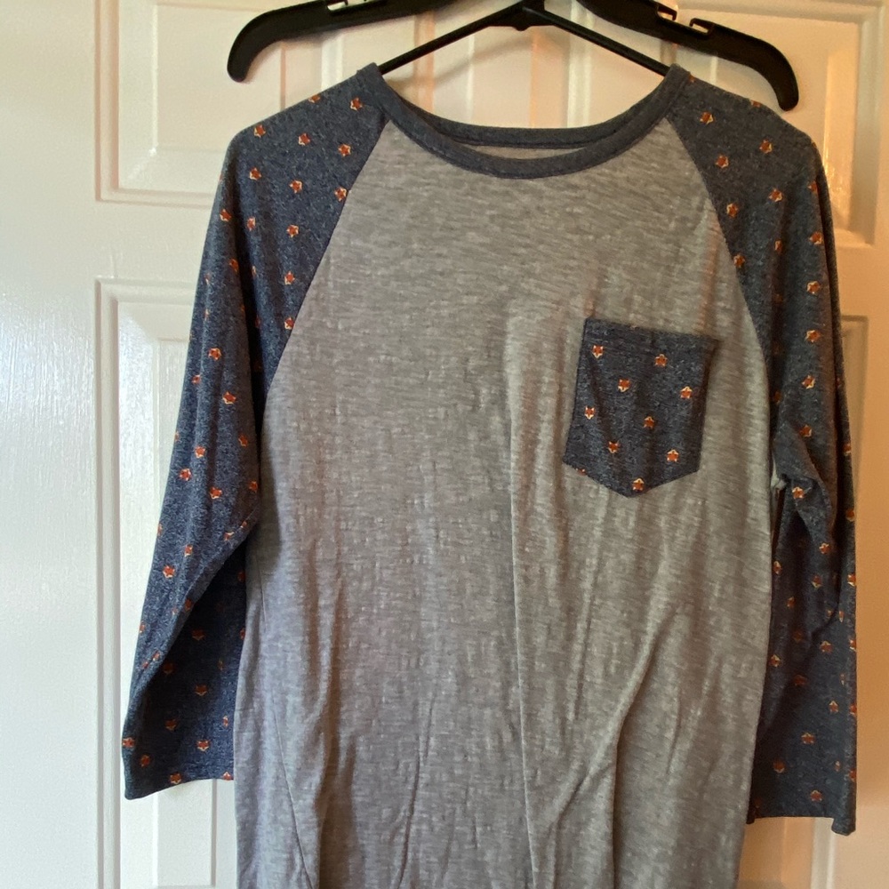 Baseball tee with foxes